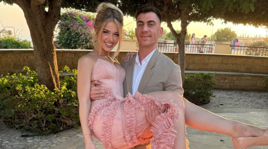 Tο προσκλητήριο γάμου του Φειδία- Ζητούν ντύσιμο με... dress code