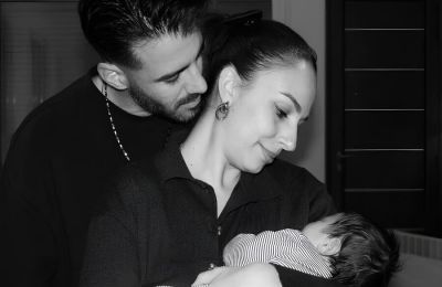 Δείτε την φωτογραφία με τον γιο και τον σύζυγό της να τσουγκρίζουν πασχαλινό αυγό