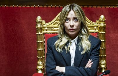 «Η Μελόνι είναι απαράδεκτη, διότι δεν την ενδιαφέρει αν το Ιράν έχει πυρηνικά όπλα και το ότι θα τίναζε στον αέρα την Ιταλία μέσα σε δύο λεπτά, αν είχε τη δυνατότητα», είπε ο Τραμπ.