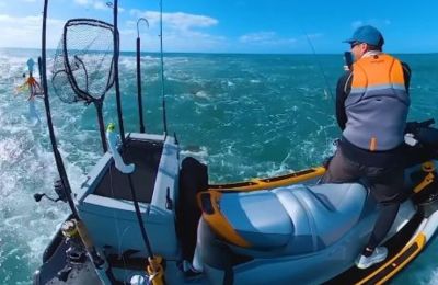 Σέρφερ ψάρευε στον Ατλαντικό ενώ γύρω του βρισκόντουσαν καρχαρίες.