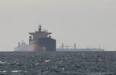 Ο λόγος που πλοία συνεχίζουν να περνούν από τα Στενά του Ορμούζ ενώ οι ΗΠΑ έχουν επιβάλει πλήρη αποκλεισμό.