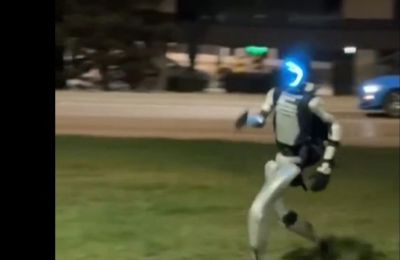 Viral βίντεο με ρομπότ που διώχνει αγριογούρουνα στην Πολωνία.