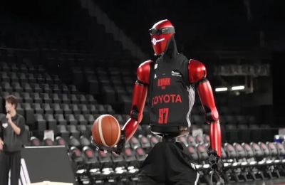 Η Toyota παρουσιάζει το νέο της ρομπότ που παίζει μπάσκετ.