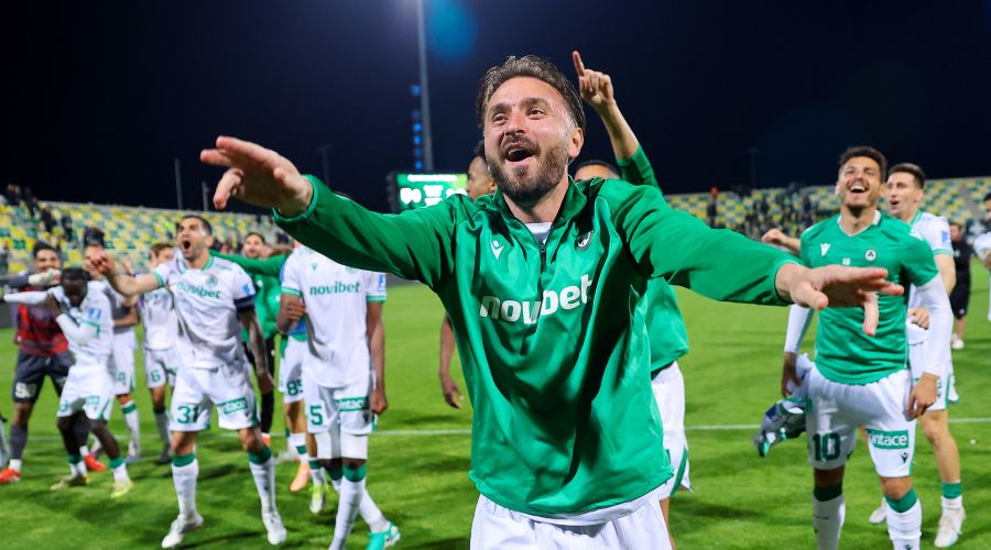 Ομόνοια: Και ο πρώτος... σερβιτόρος!