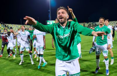 Ομόνοια: Και ο πρώτος... σερβιτόρος!