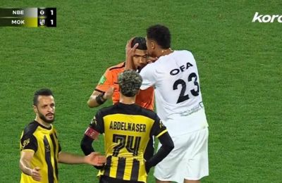 Αιγύπτιος ποδοσφαιριστής φίλησε τον διαιτητή