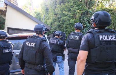 Η Αστυνομία του Λος Άντζελες ανακοίνωσε την Πέμπτη ότι ο 21χρονος κρατείται χωρίς δυνατότητα αποφυλάκισης με εγγύηση.