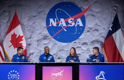 Η πρώτη συνέντευξη τύπου των αστροναυτών της Artemis II.