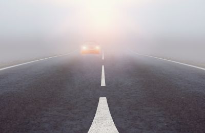 Ομίχλη και σκόνη περιορίζουν την ορατότητα