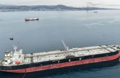 Το Ιράν αναφέρει ότι κλείνουν λόγω του συνεχιζόμενου αποκλεισμού των ιρανικών λιμανιών από τις ΗΠΑ