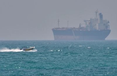 Το Ιράν έκλεισε ξανά τα Στενά του Ορμούζ παρά την συμφωνία να παραμέινουν ανοιχτά.