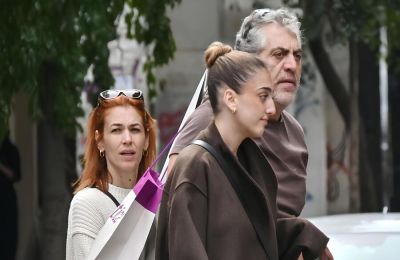Σπάνια εμφάνιση με τη γυναίκα και την κόρη του στο κέντρο της Αθήνας