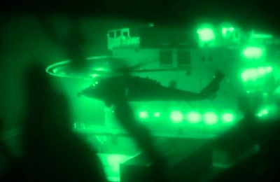 Οι πεζοναύτες αποβιβάστηκαν με ελικόπτερο από το αμφίβιο πλοίο εφόδου USS Tripoli