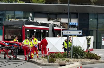 Ηλεκτροκίνητο λεωφορείο συγκρούστηκε σε σουπερμάρκετ στο Σάλτσμπουργκ αφήνοντας πίσω νεκρούς και τραυματίες.