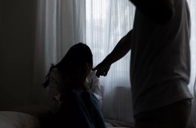 Η κοπέλα έχει καταγγείλει πως για τουλάχιστον 12 χρόνια βίωνε ένα μαρτύριο, με τον ίδιο της τον πατέρα να τη βιάζει σε καθημερινή βάση.