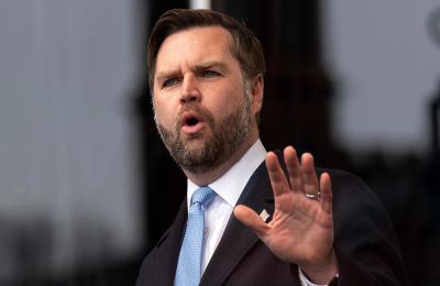 Στο Ισλαμαμπάντ για διαπραγματεύσεις με το Ιράν οι ΗΠΑ για τον τερματισμό του πολέμου στη Μέση Ανατολή.