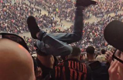 Απογοητευμένος άνδρας έπεσε καταλάθος πάνω στους θεατές αγώνα μάχης σε στάδιο.