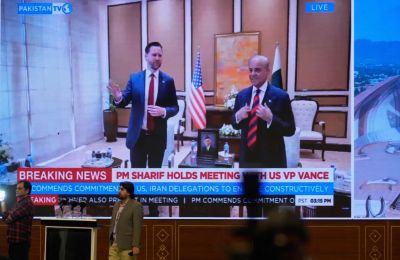 H κρατική τηλεόραση του Πακιστάν μεταδίδει τις εξελίξεις που έχουν διαμορφωθεί για την κάλυψη των συνομιλιών ΗΠΑ - Ιράν στο Ισλαμαμπάντ.