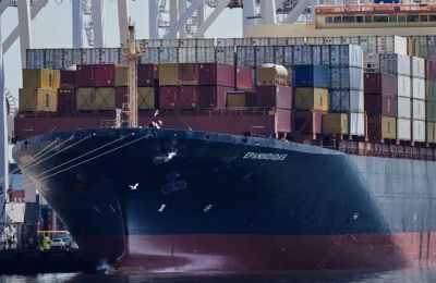 Κοντέινερ στο πλοίο «Epaminondas».