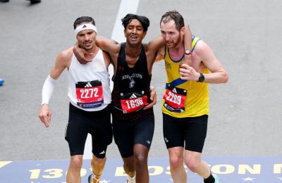 Δρομείς πήραν αγκαλιά συναθλητή τους για να τερματίσει (ΒΙΝΤΕΟ)