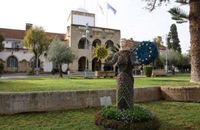 Είναι η πρώτη επίσημη διμερή επίσκεψη Γάλλου Προέδρου από την ίδρυση της Κυπριακής Δημοκρατίας το 1960.