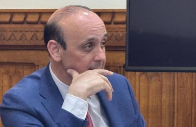 Καλεί το κοινό να παρακολουθεί τη δικαστική διαδικασία, εκφράζοντας την ελπίδα ότι «θα δημοσιεύονται όλες οι λεπτομέρειες της δίκης».