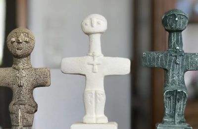 Σήμερα γνωστό ως Ειδώλιο του Πωμού, έχει εξελιχθεί σε σύμβολο της χώρας.