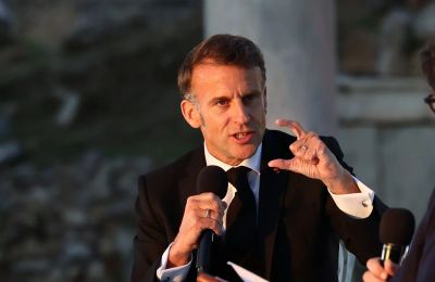 Ο πρόεδρος της Γαλλίας Εμανουέλ Μακρόν κατά τη συζήτηση στη Ρωμαϊκή Αγορά με τον Κυριάκο Μητσοτάκη.