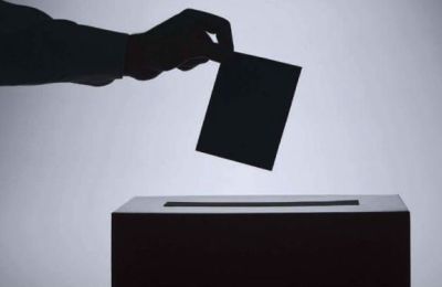 Ο ΔΗΣΥ καταγράφει 17% στην πρόθεση ψήφου έναντι 16% του ΑΚΕΛ, ενώ στην εκτίμηση αποτελέσματος προηγείται με 21,5% και ακολουθεί το ΑΚΕΛ με 20%.