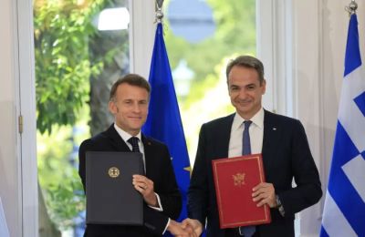 Στο Μαξίμου ο Μακρόν: Μίλησε για την αμυντική βοήθεια Γαλλίας σε Κύπρο