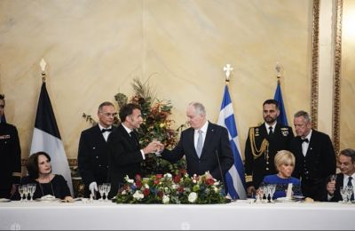 Ο πρόεδρος της Γαλλίας Εμανουέλ Μακρόν με τον πρόεδρο της Ελληνικής Δημοκρατίας Κωνσταντίνο Τασούλα.