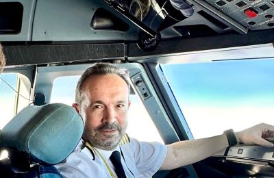 Ευχές από τον δημοφιλή τραγουδιστή Κώστα Μακεδόνα για την Παγκόσμια Μέρα Πιλότων.