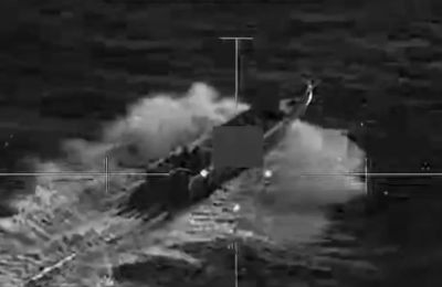 Συνεχίζονται οι βομβαρδισμοί των ΗΠΑ σε ταχύπλοο.