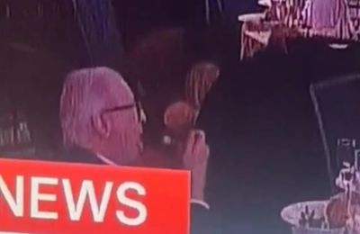 Καλεσμένος στο δείπνο των ανταποκριτών αρνήθηκε να πέσει στο πάτωμα.