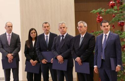 Σε διάστημα τεσσάρων μηνών από την ανάληψη του αξιώματός τους και μέσα σε τέσσερις μήνες από τη λήξη της θητείας τους, οι Υπουργοί και Υφυπουργοί υποχρεούνται να καταθέσουν τα περιουσιακά τους στοιχεί