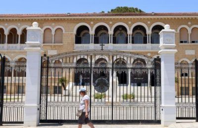 Κατά την ανάληψη του Μητροπολιτικού Θρόνου Πάφου από τον κ. Γεώργιο το 2006, υπήρχαν ήδη δάνεια πολλών εκατομμυρίων ευρώ, τα οποία είχαν συναφθεί επί αρχιερατείας του προκατόχου του.  