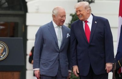 Ο βασιλιάς Κάρολος και ο Ντόναλντ Τραμπ.