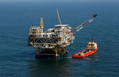 Μαζί με τη Σαουδική Αραβία, τα ΗΑΕ είναι από τις λίγες χώρες με ουσιαστική πλεονάζουσα παραγωγική ικανότητα - βασικό μηχανισμό επηρεασμού των τιμών. 