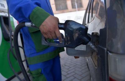 Σε σύγκριση με τους Ευρωπαίους πάντως, οι Αμερικανοί συνεχίζουν να πληρώνουν συγκριτικά χαμηλό κόστος για την αγορά καυσίμων.