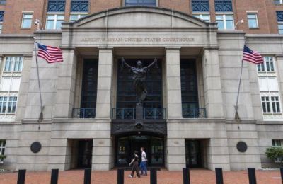 Στην επίμαχη φωτογραφία, που κατόπιν ο ενδιαφερόμενος απέσυρε, εικονίζονταν κοχύλια που σχημάτιζαν τους αριθμούς «86 47» στην άμμο.