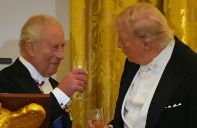 Ο Ντόναλντ Τραμπ και ο βασιλιάς Κάρολος στο δείπνο στο Λευκό Οίκο.