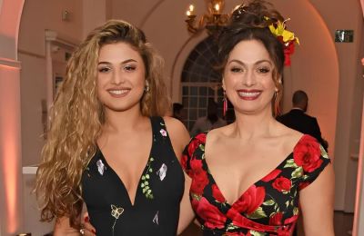 Τα φορέματα που σκέφτεται να βάλει στον γάμο της κόρης της (Βίντεο)