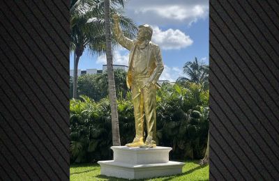 Ο Τραμπ έγινε τώρα και χρυσό άγαλμα με υψωμένη γροθιά