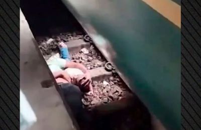 Βρέφος πέφτει στις ράγες και ο πατέρας του γίνεται «ασπίδα» - ΒΙΝΤΕΟ