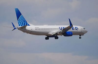 Αεροπλάνο χτύπησε στύλο φωτισμού και φορτηγό ενώ προσγειωνόταν (VID)