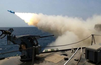 Αμερικανικό πολεμικό πλοίο χτυπήθηκε από 2 πυραύλους στο Ορμούζ 