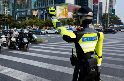 Η Κίνα τοποθέτησε 15 τροχονόμους ρομπότ σε βασικές διασταυρώσεις του κέντρου της πολης.