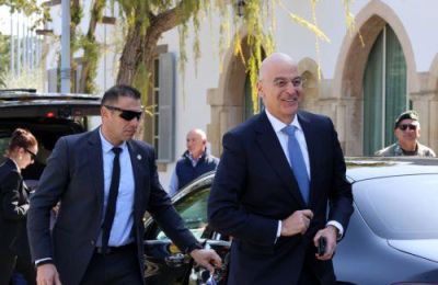 Τον Πρόεδρο συνοδεύουν οι Υπουργός Άμυνας, ο ναπληρωτής Κυβερνητικός Εκπρόσωπος και υπηρεσιακοί παράγοντες.