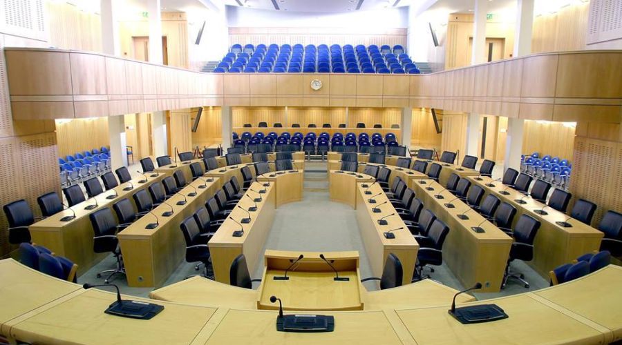 Νέα δημοσκόπηση δείχνει πρωτιά ΔΗΣΥ με χαμηλά ποσοστά για τα μεγάλα κόμματα και πτώση για ΑΚΕΛ, ΕΛΑΜ και Άμεση Δημοκρατία, ενόψει εκλογών.