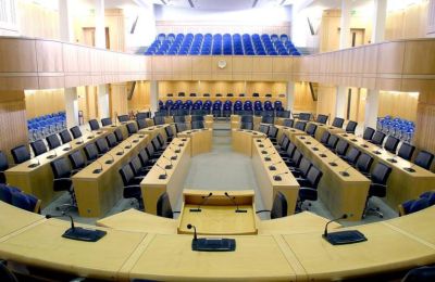 Νέα δημοσκόπηση δείχνει πρωτιά ΔΗΣΥ με χαμηλά ποσοστά για τα μεγάλα κόμματα και πτώση για ΑΚΕΛ, ΕΛΑΜ και Άμεση Δημοκρατία, ενόψει εκλογών.